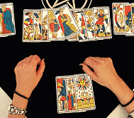 tirage de carte du tarot de Marseille pendant une voyance par téléphone